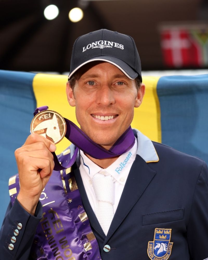 Profile image of Henrik von Eckermann and his Olympic gold medal ride King Edward in the stable.